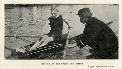 104197 Portret van J.F.C. Bredée, geboren 1880, student, winnaar van de roeiwedstrijd van Triton in juni 1905. Ten ...